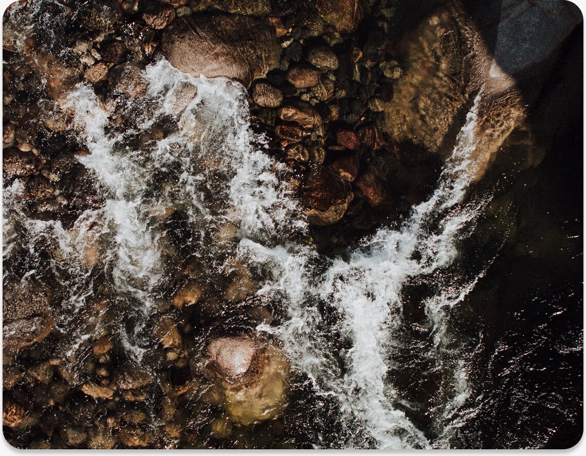 Agua fluyendo entre rocas